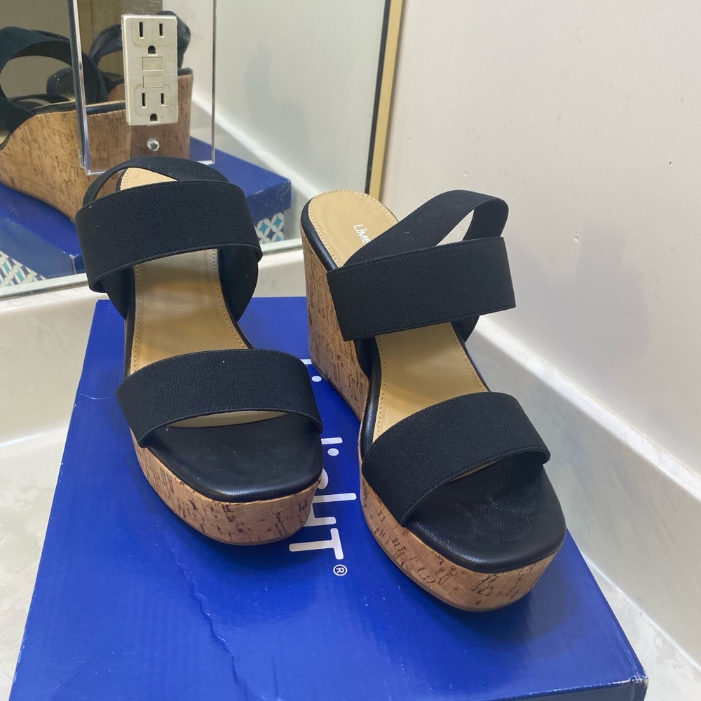 Black wedge hell sandals.